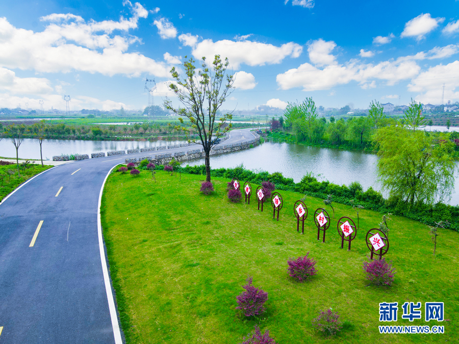 “四好農村路”串起鄉村夏日美景