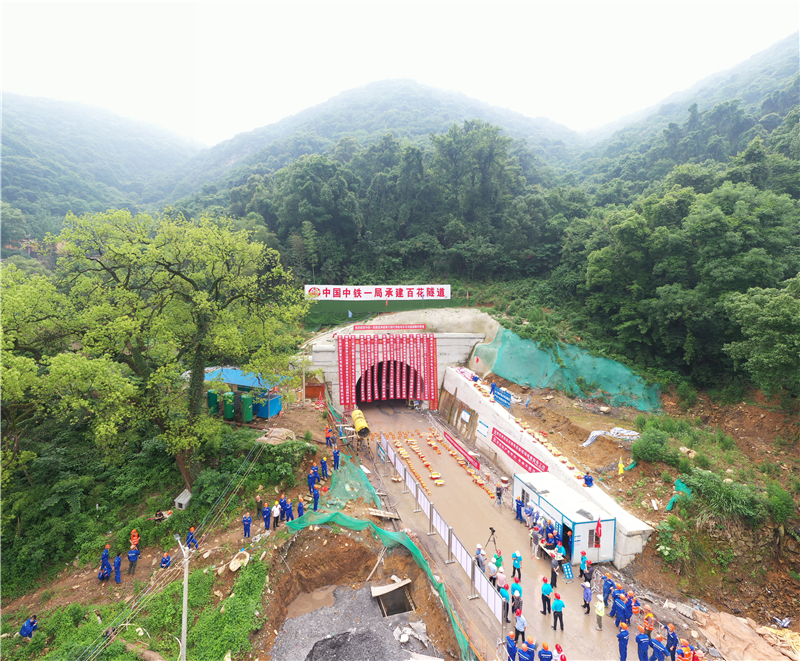 湖北黃石在建的國內首條有軌電車山嶺隧道貫通_fororder_貫通儀式現場