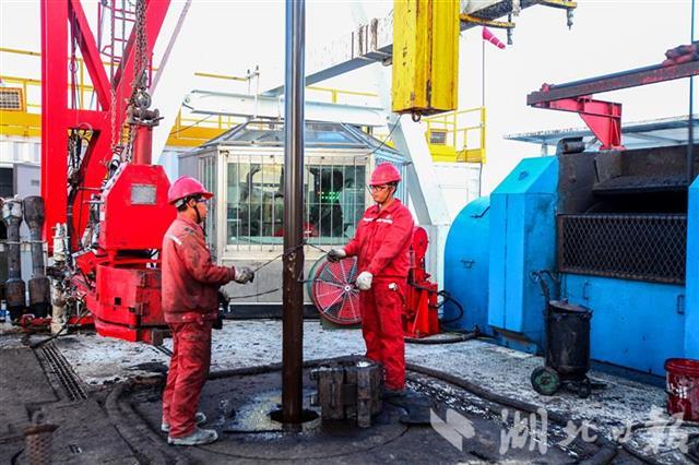 鄂産9000米鑽機建功塔裏木盆地