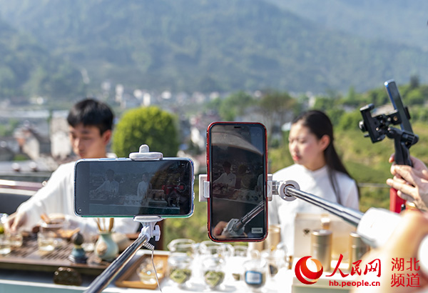 副縣長直播帶貨 湖北秭歸舉辦網絡春茶品鑒會