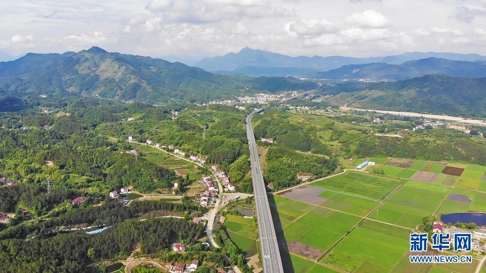 沿著高速看中國丨穿越大別山的致富路