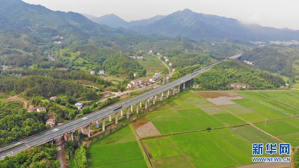 沿著高速看中國丨穿越大別山的致富路