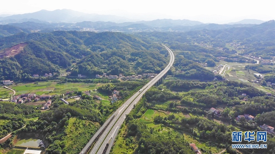 沿著高速看中國丨穿越大別山的致富路