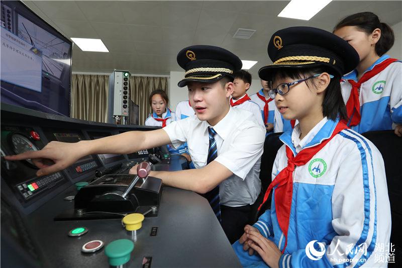 湖北襄陽：兒童爭當“小小火車司機” 童心描繪“高鐵夢”