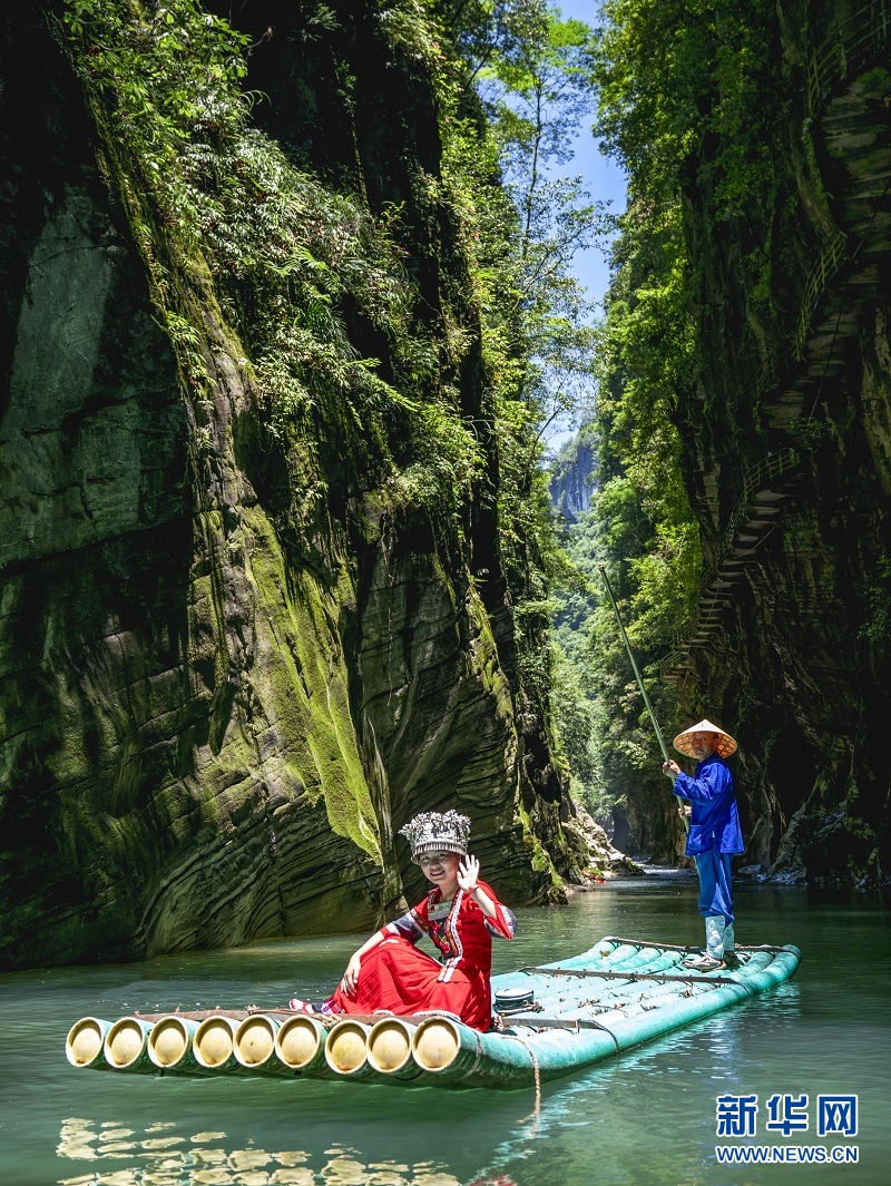 夏日地心谷 綠水青山入畫來