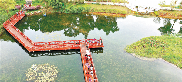 武漢：“摳”出土地建公園 市民推窗見綠開門賞花_fororder_01