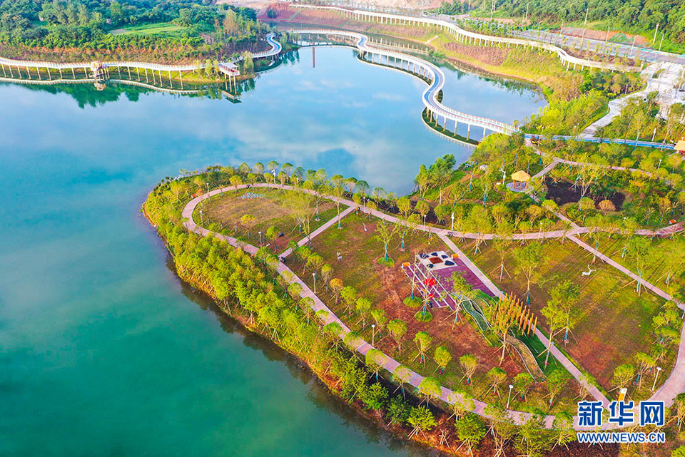 彩練繞碧水 瞰荊門龍鳳山公園如“天空之鏡”