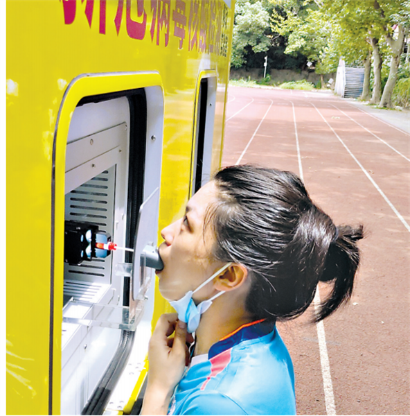 湖北首輛移動核酸檢測車馳援全民核酸檢測 機械臂採樣45分鐘出結果_fororder_3