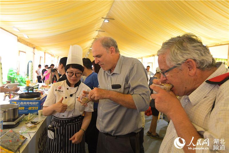 “觀郵展·迎軍運 2019武漢美食文化節”開幕