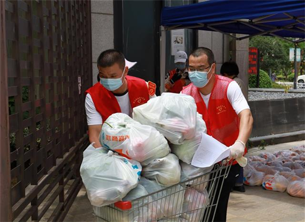 近千名志願者打通保供最後“一公里” 武漢經開區將溫暖送到嚴格管理區居民心裏_fororder_01