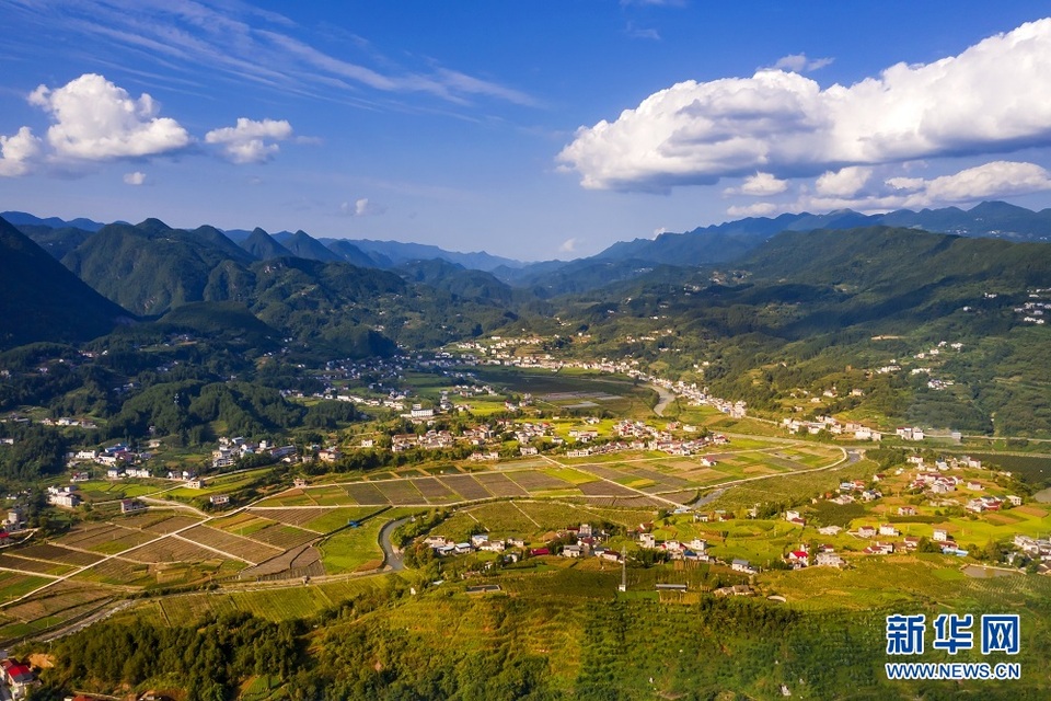 湖北建始：夕照白雲村 山野盡染秋