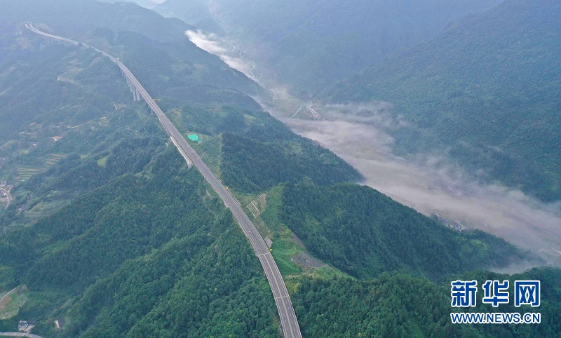 湖北鶴峰：雲端高速穿越壯美山川