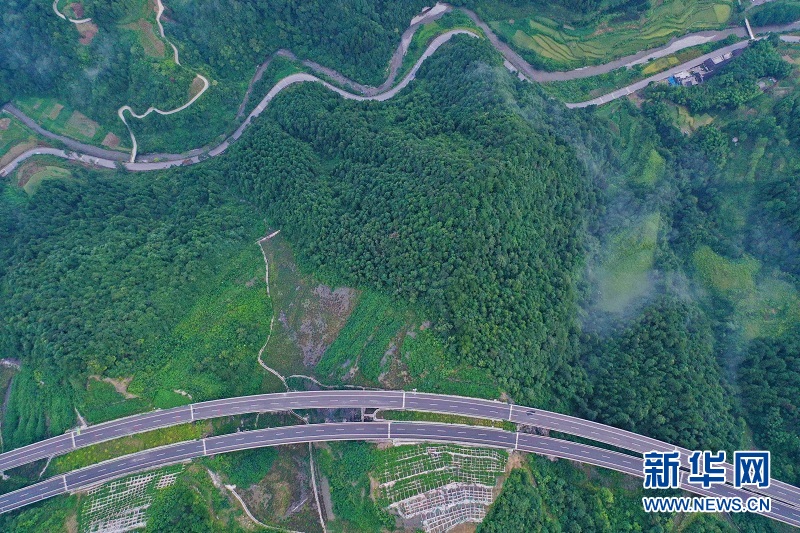 湖北鶴峰：雲端高速穿越壯美山川