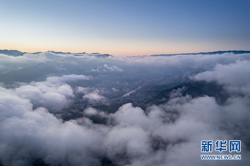 雲海瞰荊山 水墨山城入畫來