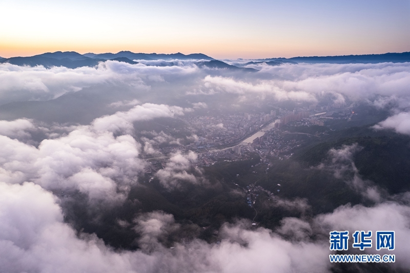 雲海瞰荊山 水墨山城入畫來