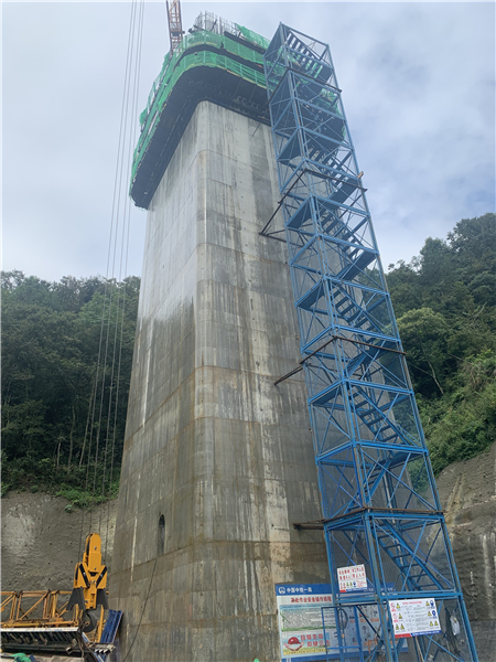 宜昌夷陵山懸崖峭壁建高鐵_fororder_夾舌溝大橋56m主墩施工 魯鵬博拍攝.JPG