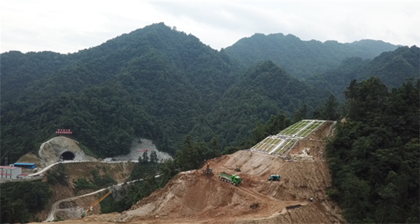 宜昌夷陵山懸崖峭壁建高鐵_fororder_路基區間邊坡施工 魯鵬博拍攝