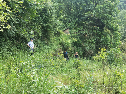 【湖北】【CRI原創】江蘇情侶千里探險迷失大山 湖北利川民警4小時緊急馳援