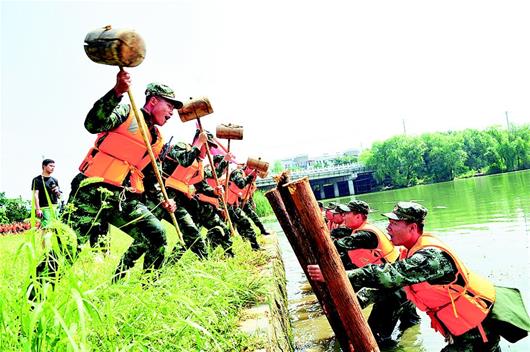 武警官兵舉行抗洪搶險演練