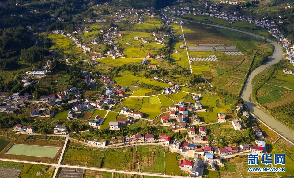 湖北建始：夕照白雲村 山野盡染秋