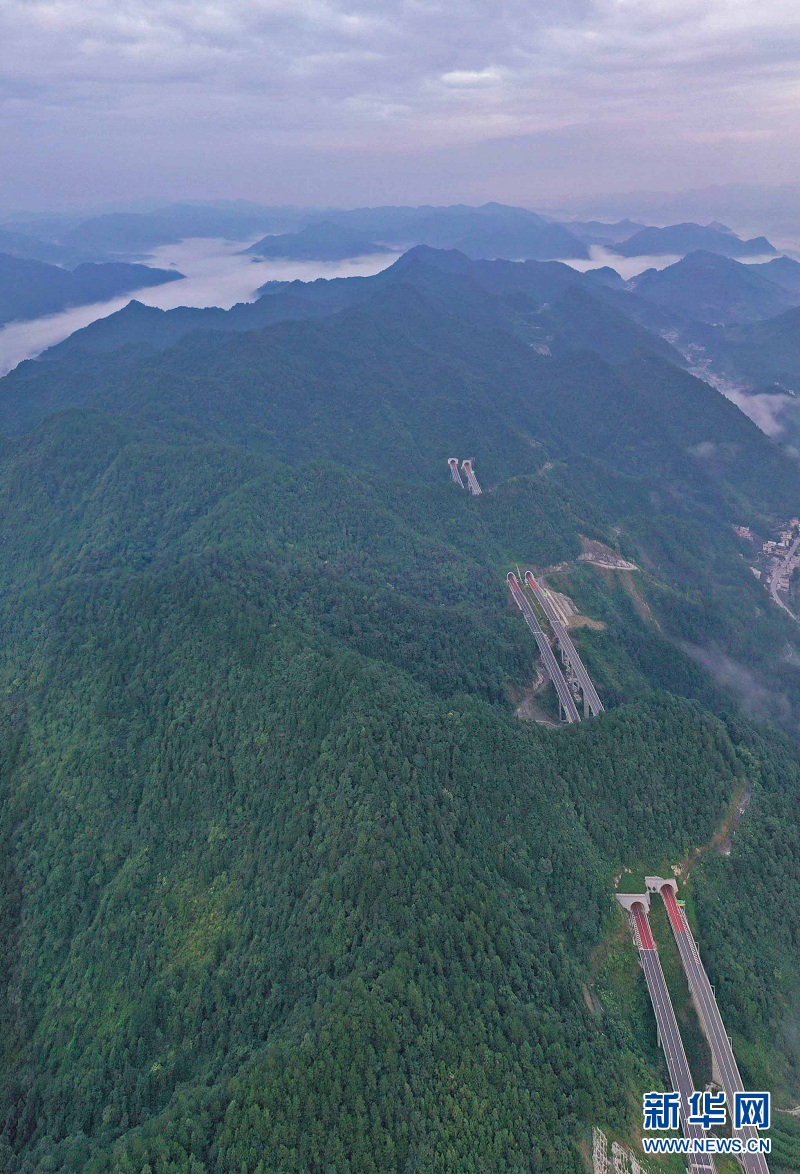 湖北鶴峰：雲端高速穿越壯美山川