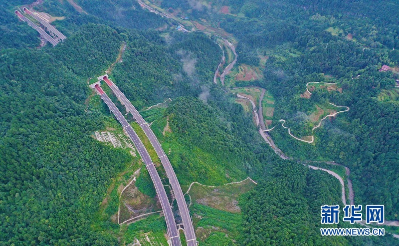 湖北鶴峰：雲端高速穿越壯美山川