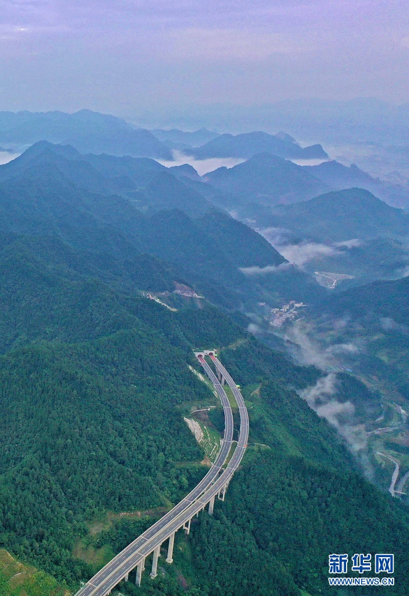 湖北鶴峰：雲端高速穿越壯美山川