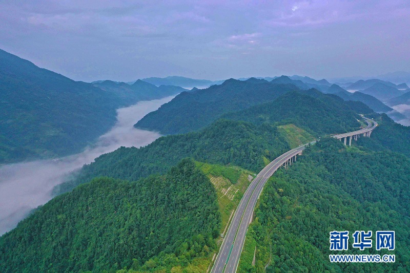 湖北鶴峰：雲端高速穿越壯美山川