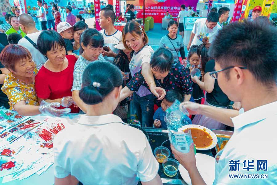 潛江：龍蝦節展館美食多 八方遊客飽口福