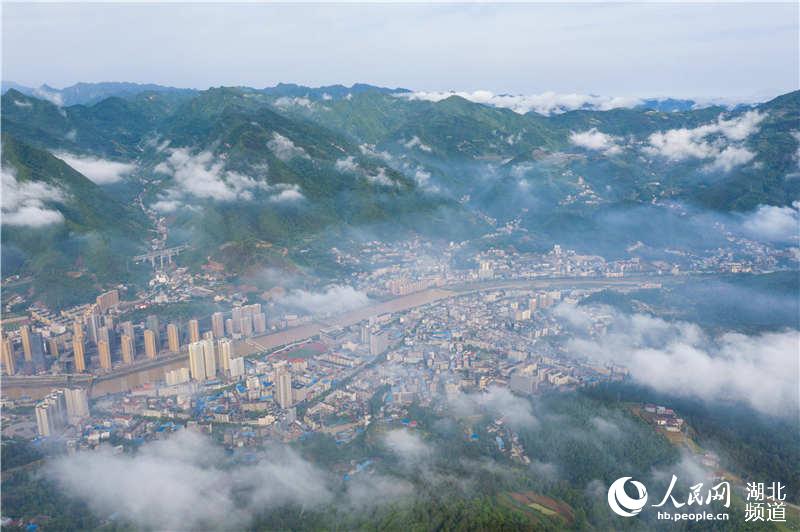 湖北保康：雨後山城美如畫