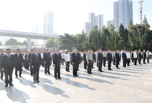 烈士紀念日湖北省暨武漢市向英雄烈士敬獻花籃活動舉行_fororder_02