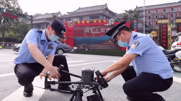 國慶假期 武當山交警無人機隔空喊話抓拍交通違法_fororder_圖片1