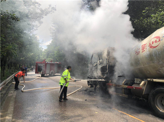 【湖北】【CRI原創】湖北鶴峰：水泥罐車路邊著火 民警緊急救援