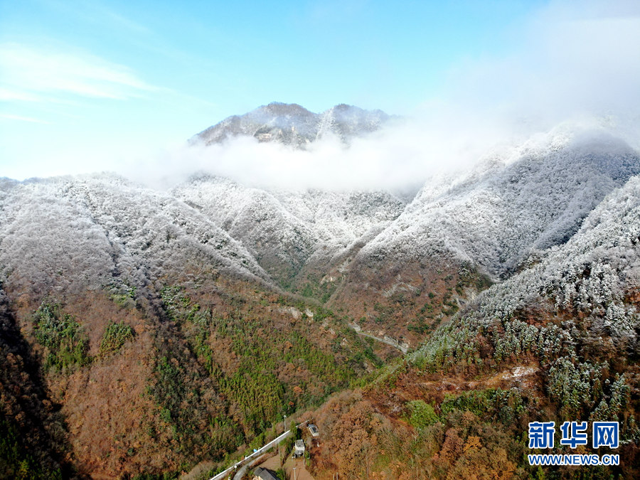 湖北十堰：雪後十八里長峽 半山皚皚半山紅