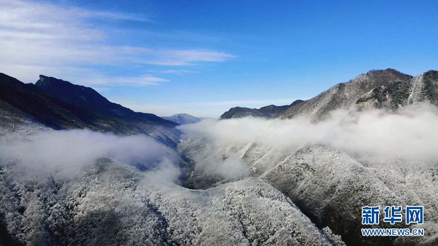 湖北十堰：雪後十八里長峽 半山皚皚半山紅