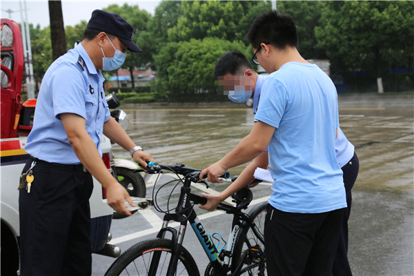 【B】荊門沙洋警方向群眾發還1.4萬餘元被盜財物