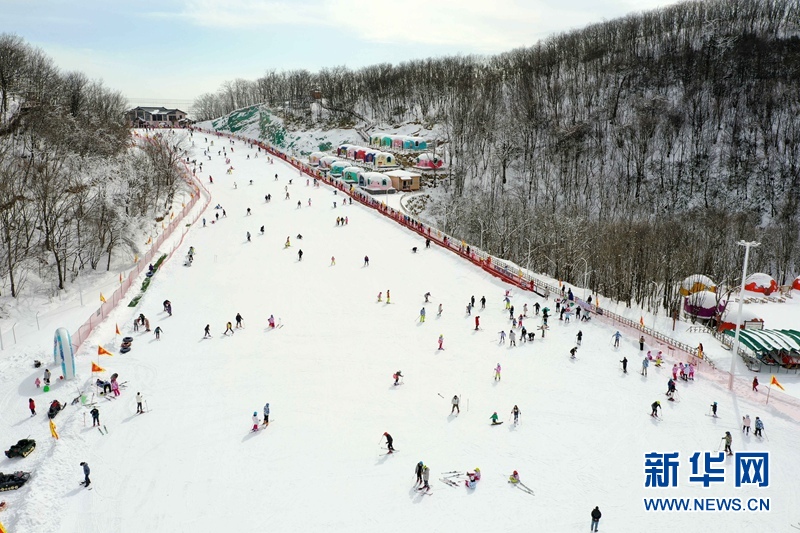 湖北保康：春節假期樂享冰雪運動