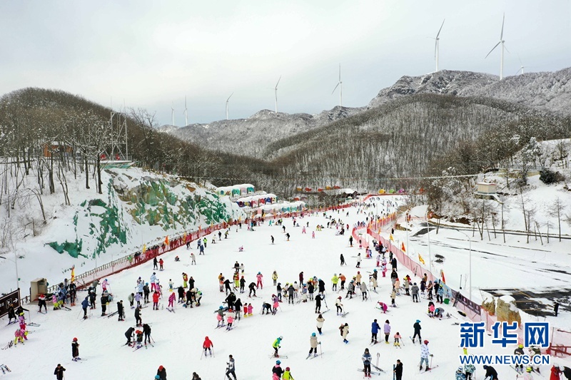 湖北保康：春節假期樂享冰雪運動