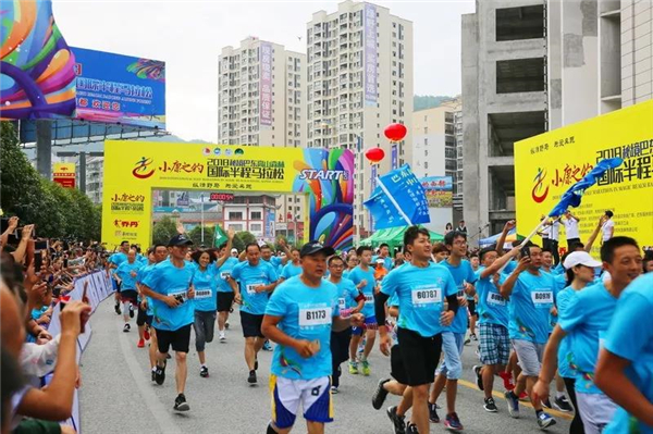 【湖北】【CRI原創】2019湖北巴東國際半程馬拉松8月11日激情開跑