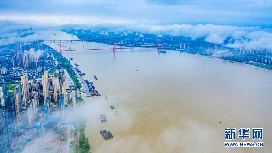 雨後江城 雲海涌動唯美壯觀