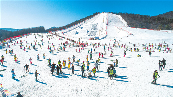 神農架冰雪旅遊形成錯位發展格局  日夜皆可滑雪 雪場各有韆鞦_fororder_01