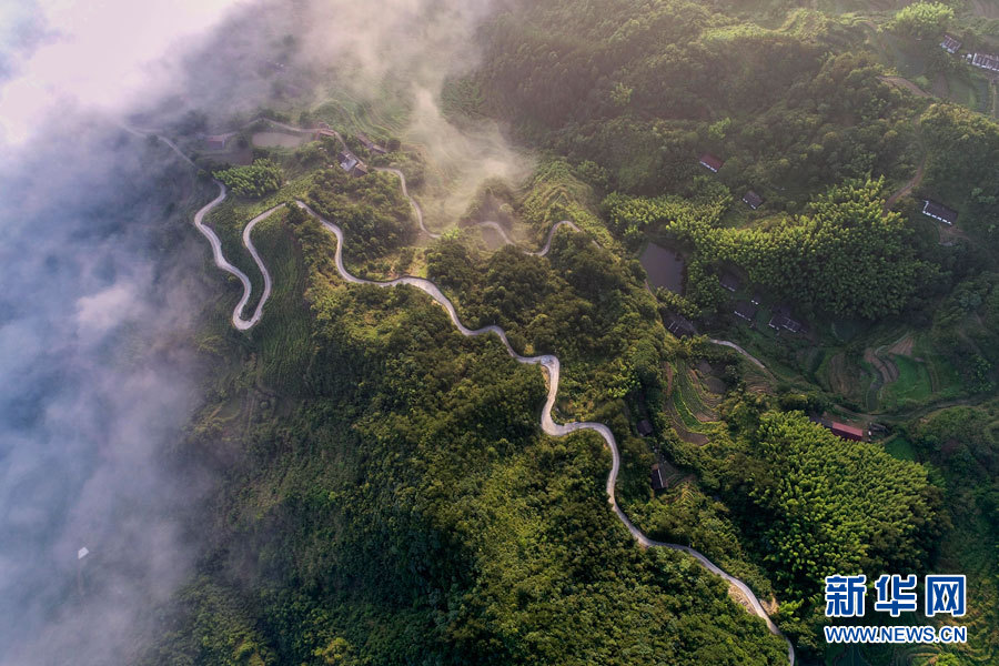 航拍蘄春獨山港村 雲霧景觀美不勝收