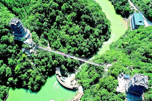 保康深山峽谷架起玻璃天橋