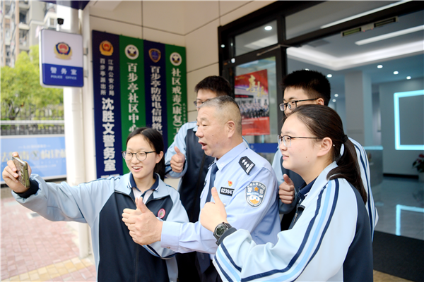 “明星”民警成立警務室 中學師生成為首批“體驗官”_fororder_圖片3