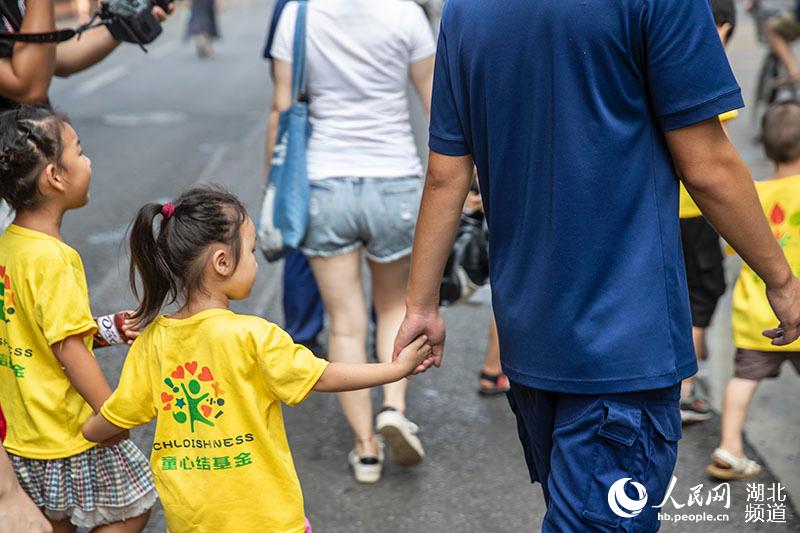 消防夏令營開營 師生走進消防中隊體驗消防生活