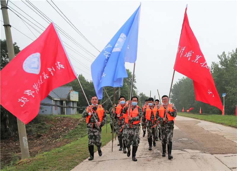 武漢職業技術學院防汛抗洪突擊隊固守武金堤_fororder_微信圖片_20200731180011_副本