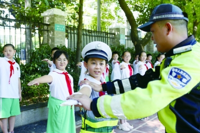 武漢交警進校園上“開學第一課”