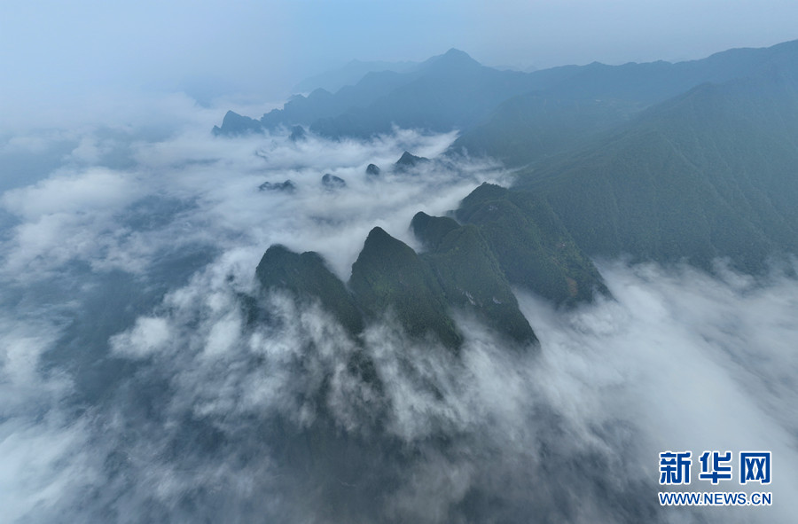 湖北鶴峰：雲海升騰天泉山