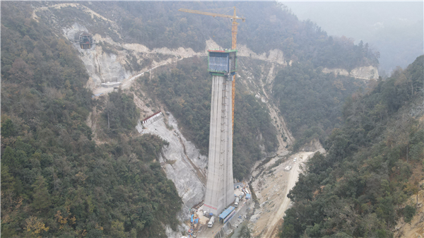 宜興鐵路全線最大0號塊澆築完成_fororder_板倉河3號墩(魯鵬博攝).JPG