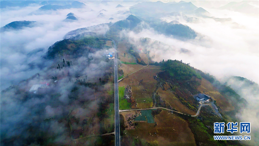 湖北鶴峰：“雲中公路”串起高山好風光